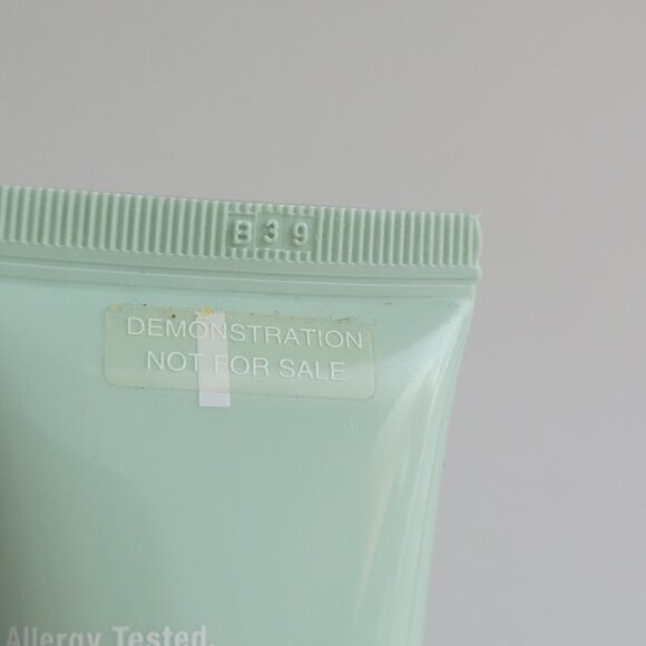 Clinique SUPER CITY BLOCK Oil-Free Face PROTECTOR SPF 40 Discontinued - Picture 5 of 8